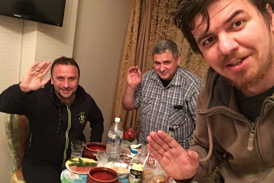Хлебосольные сибиряки встретили экспедицию "Комсомольской правды" борщом.