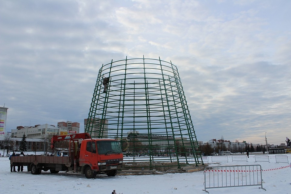 Пока елка только 10 метров в высоту, но будет в три раза выше.