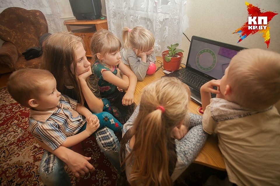 Шестеро детишек и их родители живут в съемном доме на окраине Слонима.