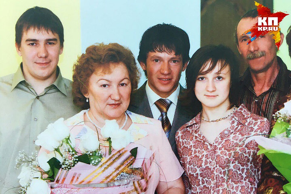 Любовь к лыжам Максиму Чудову (в центре) привила мама