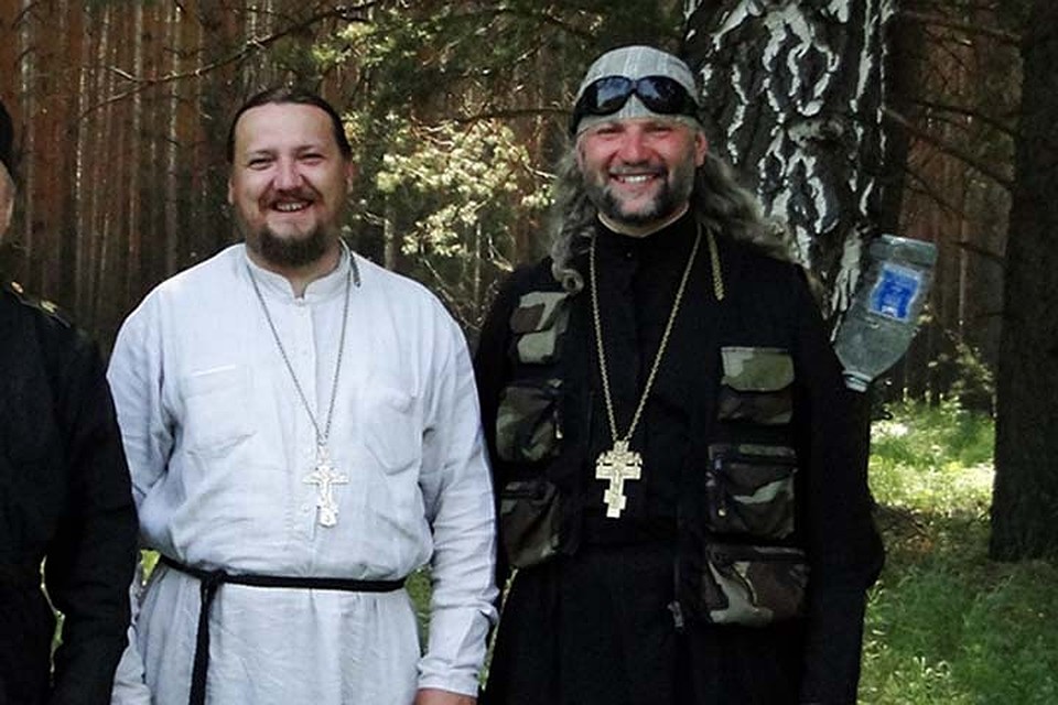 Отец Иоанн (на фото справа) выбивается в ряду своих "коллег"