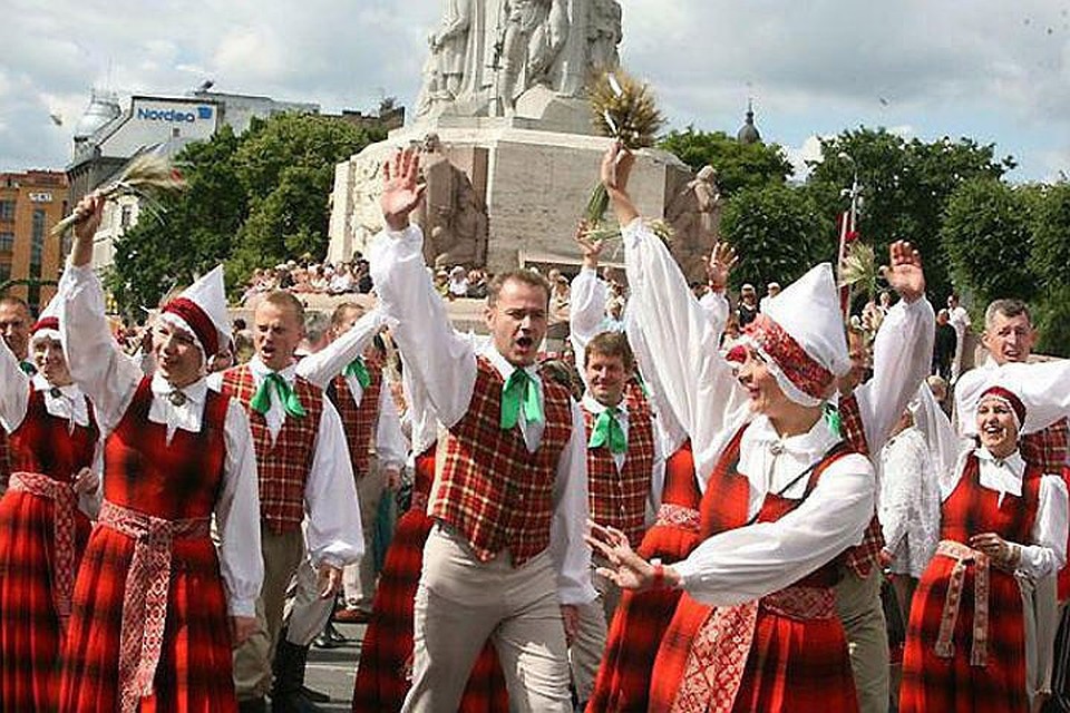 Народ призывают "подняться с колен" и вернуть себе Латвию. Фото: с сайта vesti.lv
