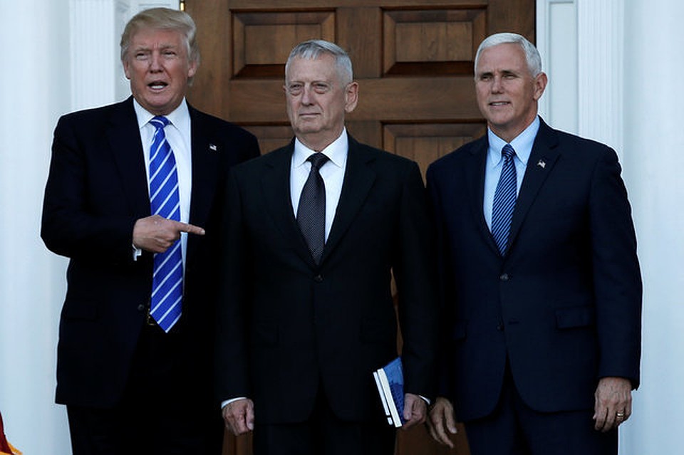 Слева направо: Дональд Трамп, Джеймс Маттис и Майк Пенс. После встречи с генералом Трамп заявил, что Маттис — это «то, что надо», но объявлять его новым шефом Пентагона пока не стал. Сказал: «Посмотрим»