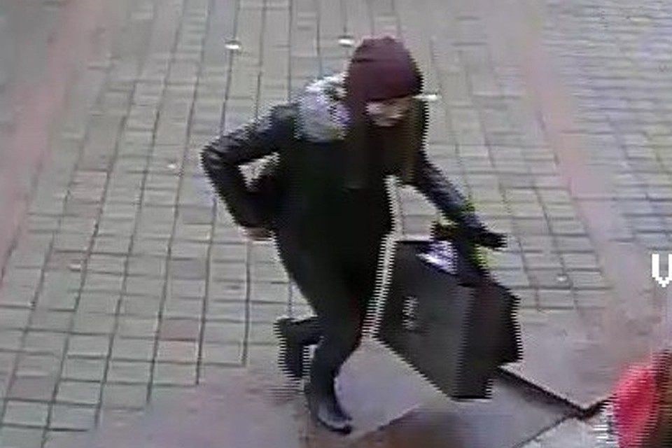 Девушке, забравшей на улице чужой пакет с забытыми вещами, грозит штраф. ФОТО:guvd.gov.by
