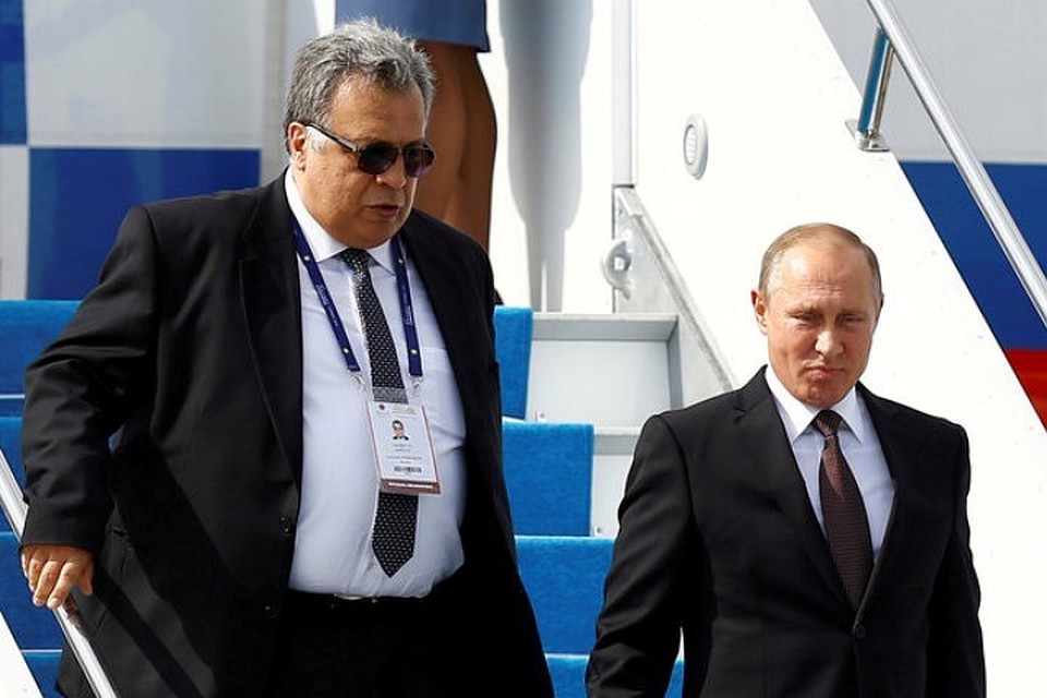 Посол России в Турции Андрей Карлов с президентом РФ Владимиром Путиным в стамбульском аэропорту Ататюрк