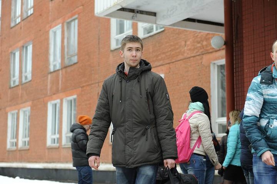 Павел Яскин: "Я поднял его за узел (пакет был прочно завязан) и побежал к друзьям. Пока нес, по весу пакета понял, что там не щенки, а кое-кто побольше"