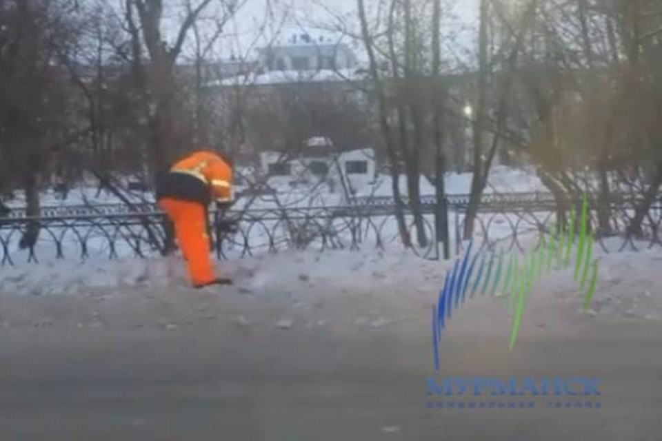 Ограда вдоль проспекта Ленина в Мурманске теперь покрыта черной краской. По крайней мере, участок забора напротив памятника городам-побратимам точно обработан. Работы велись в относительно теплый период, так что краска едва ли облезнет с железа. Фото: Дмитрий Лысак