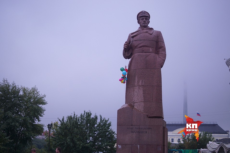 Памятник революционеру Ивану Малышеву в день его 127-летия Фото: Алексей БУЛАТОВ