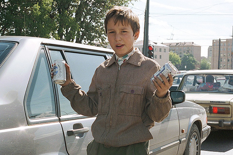 Москва, 1994 год. Юный предприниматель продаёт банки пива на светофоре в центре города. ФОТО Носов Игорь/Фотохроника ТАСС