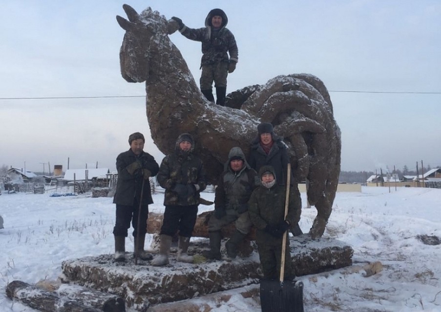 Скульптура из навоза настолько прочная, что на нее смогли встать несколько взрослых человек Фото: Соцсети