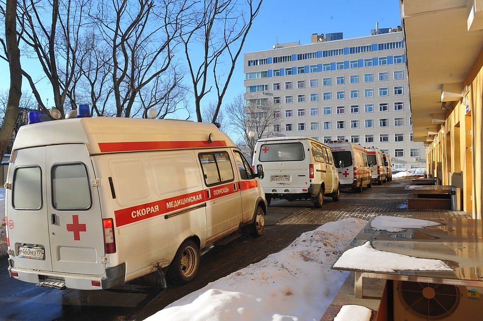 Водителя "Лады" отвезли в больницу "Электроника".