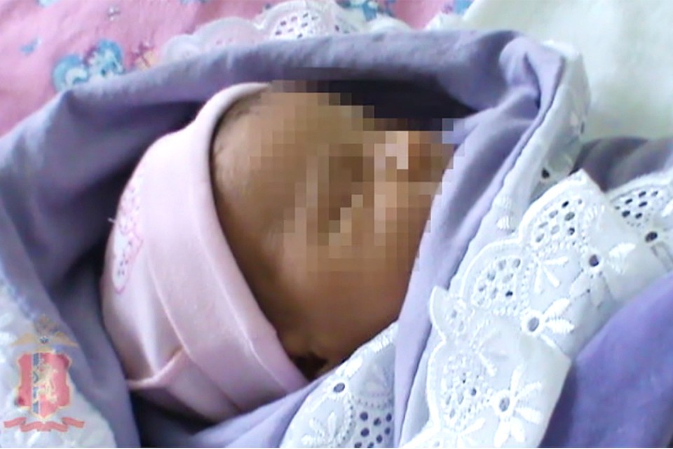 Малышку, одетую в фиолетовый комбинезон, носочки розового цвета, розовую шапочку, и любовно завернутую в одеяло, нашли в траве во дворе на окраине Красноярска