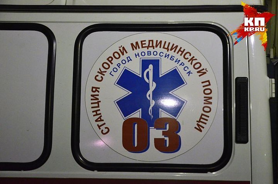 Люди зачастую загораживают дорогу для врачей и автомобилей.