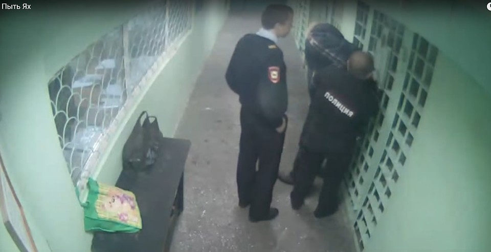 В Интернет попала запись с камер наблюдения дежурной части Пыть-Яха с пытками задержанных. Скриншот видеозаписи