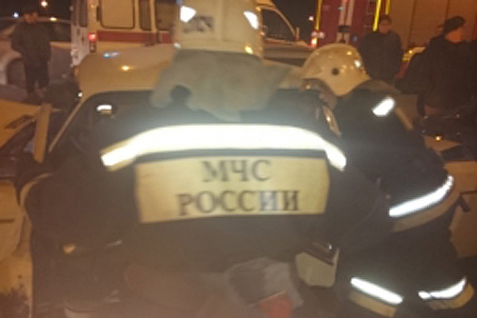 Последствия аварии помогали ликвидировать три сотрудника МЧС.