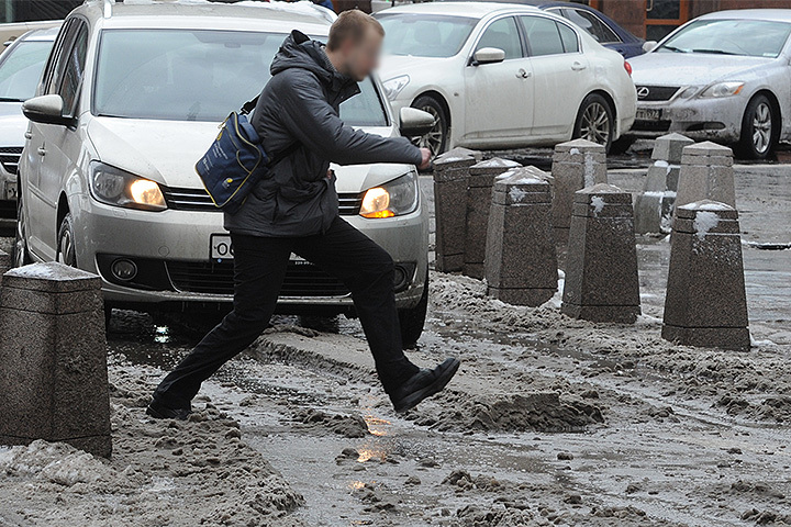 Суть «игры» в том, чтобы перебежать дорогу как можно ближе к проезжающим машинам.