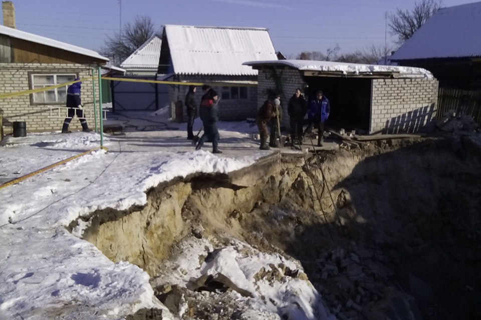 Провал затронул сразу два соседних участка. Их хозяев эвакуировали.