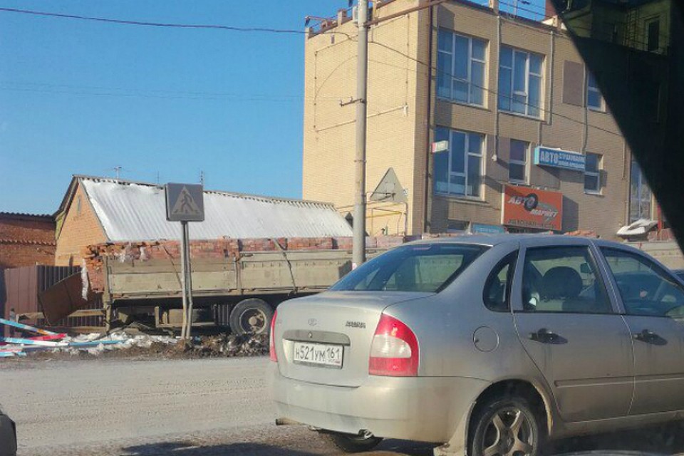 Даже легковые автомобили с трудом поднимаются по "коммунальному катку". Фото: ВК, группа "Ростов-на-Дону | Главный"/Юрий Гулькин.