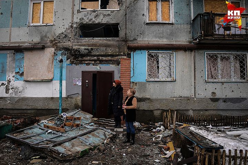 Самое страшное, что во время наступления ВСУ страдают мирные жители. Женщины возле дома, пострадавшего в результате обстрела в Киевском районе Донецка.