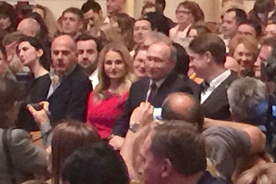Путин смотрит спектакль вместе с солистом Мариинки Евгением Чернядьевым и солисткой оперы Дарой Савиновой.