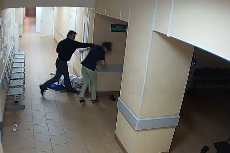 По закону, максимум, который грозит пьяному дебоширу избившему в больнице сначала охранника, потом санитарку и медсестру, - 15 суток ареста