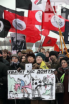 В субботу по крупнейшим городам страны прокатилась волна митингов, объединенных общим названием «День гнева». Не осталась в стороне и Северная Столица. На площади перед СКК собралась довольно разношерстная публика с совершенно разными взглядами и лозунгами. К самому началу акции успели около трехсот человек, остальные подтянулись чуть позже. Фото - Тимур ХАНОВ