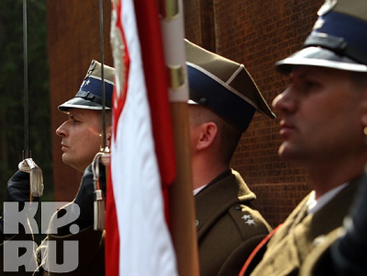 Почетный караул несли военнослужащие Войска Польского.