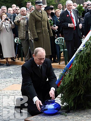 Владимир Путин преклонил колено, ставя поминальную свечу перед мемориалом, воздвигнутым в память о казненных польских офицерах.