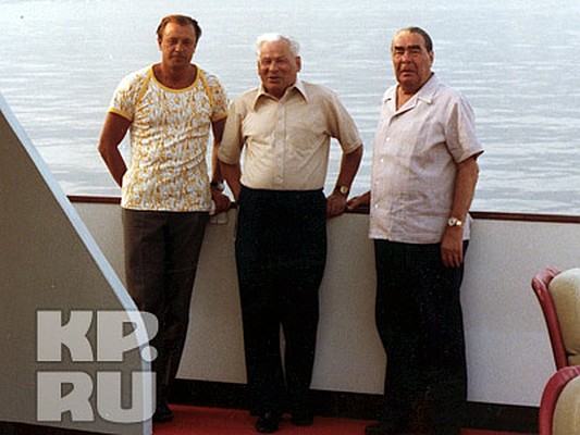 В 7.00 вставал, до 9 часов плавал. Завтракал. Зарядкой после 70 лет почти не занимался - только чуть-чуть разминался