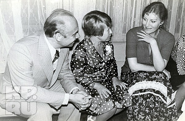 Фото 1975 года. Анна Герман с Александрой Пахмутовой и Николаем Добронравовым в гостинице "Москва" за обсуждением новых песен