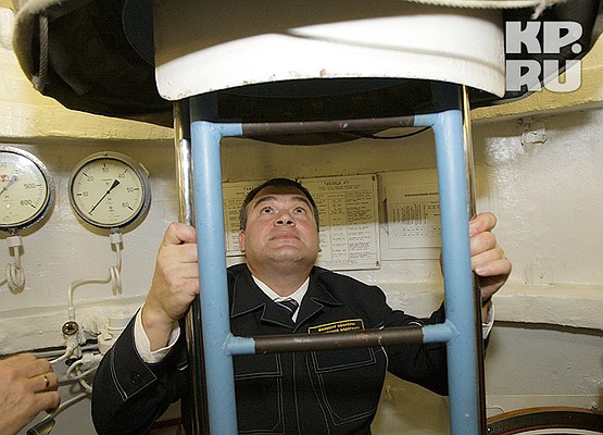 Министр обороны РФ Анатолий Сердюков во время посещения атомного подводного крейсера "Святой Георгий Победоносец", 2008г.