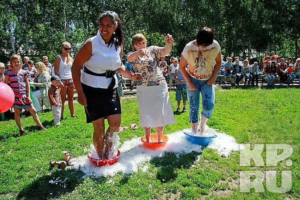 В барнаульском парке «Лесная сказка» прошло мероприятие для толстяков и толстушек. - Девиз данного шоу: «Прочь предрассудки! Мы, самые стройные! Мы, самые веселые и энергичные!», - говорит директор парка «Лесная сказка» Сергей Писарев. На этом празднике все «пышки» и «пончики» почувствовали себя самыми обаятельными и привлекательными! Гости праздника стали зрителями эффектных представлений, полюбовались на роскошные летние наряды, попытались испечь свою собственную пышку, а потом с удовольствием ее скушали.