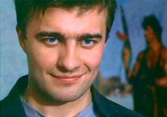 Дебют Михаила Пореченкова в кино состоялся в 1994 году. Сразу же главная роль, и. сразу же красавица-партнерша Анна Самохина. В комедии Эрнеста Ясана Пореченков играет... мальчика по вызову, который вдруг без памяти влюбился. Еще не гора мускулов, зато идеальный герой романтической истории.