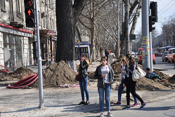 Пришла весна, а значит, в Кишиневе ширится разруха. Вроде, совсем недавно на бульваре Штефана чел Маре уложили новый асфальт, как-нибудь, но все-таки уложили, глядь, опять разрыли! Некуда, наверное, деньги девать, кроме как в землю.