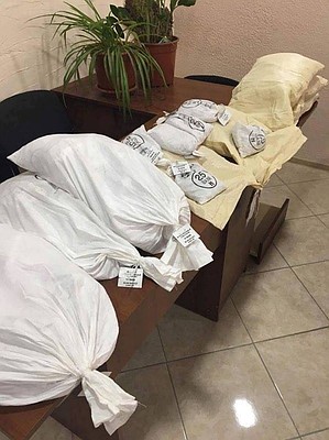 Умеют наши люди быть мстительными и отыгрываться за несправедливость. Руководитель одной из кишиневских компаний затаил обиду на судебного исполнителя, который обязал его выплатить 20 тысяч леев. Спорить он не стал, просто разменял купюры на монеты в 5, 10, 25 и 50 банов. В итоге все это заняло 14 мешков, которые он и завалил стол рышканского исполнителя. Формально, все по закону! Фото: deschide.md