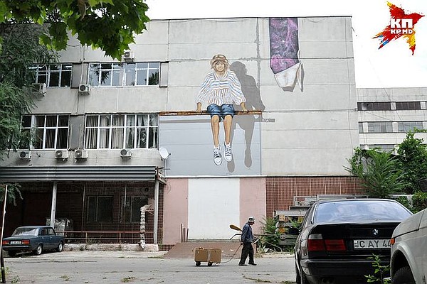 Это не самое красивое здание в самом центре Кишинева — типография «Универсул». А это граффити. «Автопортрет» называется. Автор — Дмитрий Потапов.