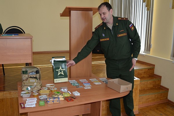Сотрудники военкомата показали, что возьмут с собой в дорогу новобранцы