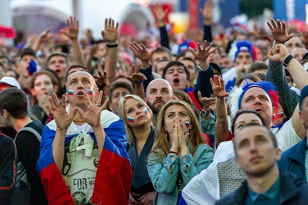 Россия проиграла сборной Хорватии по пенальти и покинула ЧМ-2018. Болельщики в фан-зоне на Конюшенной площади в Петербурге поддержавили свою команду изо всех сил.