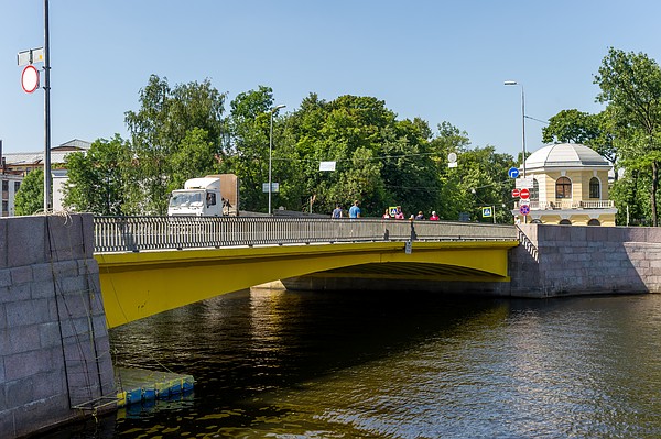В Санкт-Петербурге после ремонта открылся Храповицкий мост. Переправа, которая была на реконструкции около года, теперь снова доступна для горожан. Мосту также вернули исторический цвет конструкций, за который переправа носила имя «Желтый».