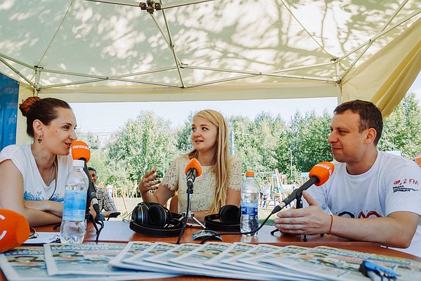 Ведущите радио "КП-Самара" общались со слушателями прямо из открытой студии