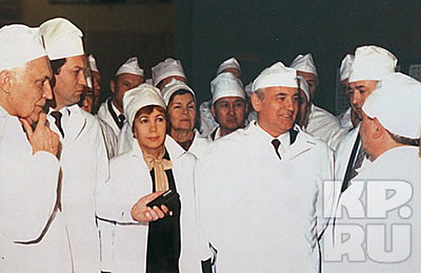 Фотографии, дневники, письма. Несколько платьев, туфельки, статуэтки. Нательный католический крест, подаренный Папой Римским Иоанном Павлом II. Все это ненадолго привезли из Горбачев-фонда в Музей политической истории, чтобы вспомнить историю Раисы Горбачевой.