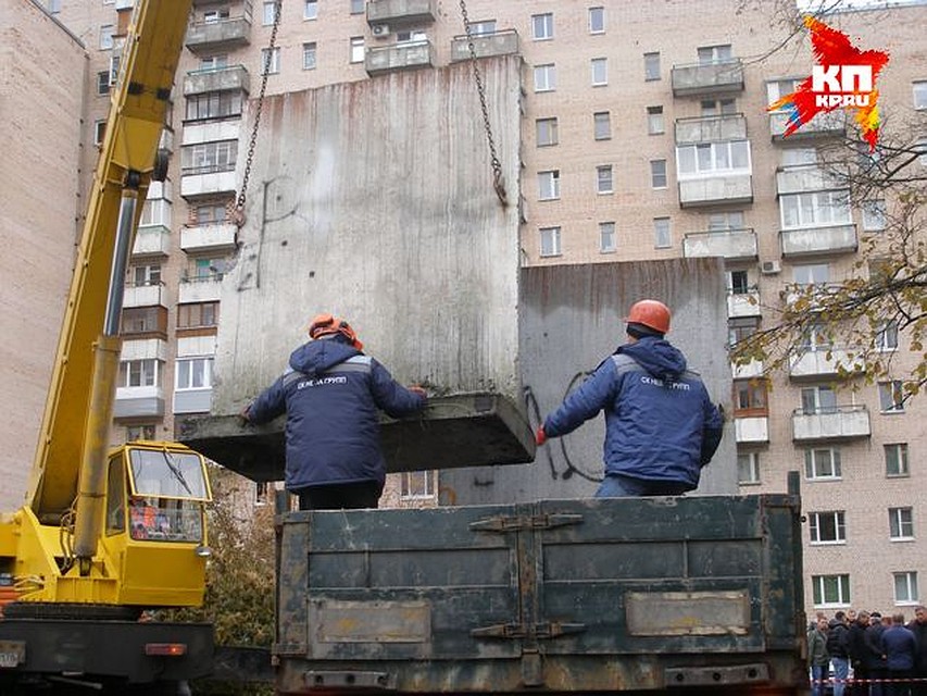 Секции вывозили пачками прямо на глазах у радостных жильцов Фото: Алексей ДЕМИН