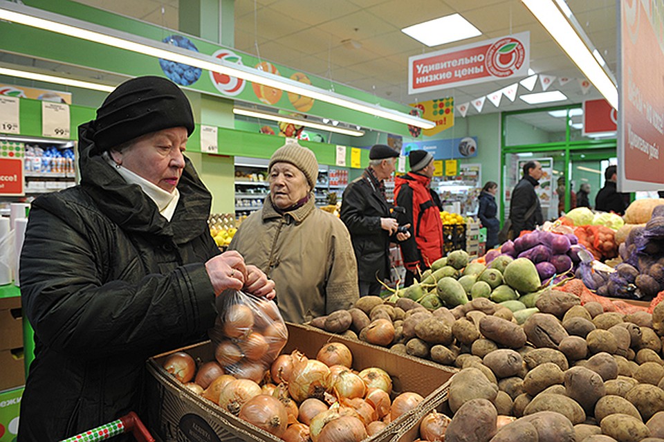 Курс доллара вырос — и ВСЕ вынуждены заложить ВСЕ в цену товара, иначе не выжить Фото: Михаил ФРОЛОВ