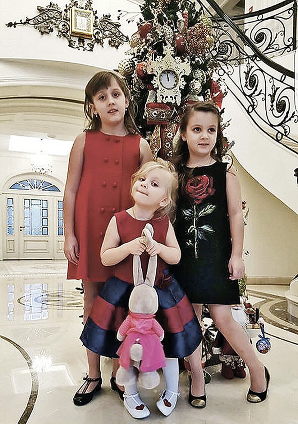 На фото самые младшие (слева направо): 10-летняя Даша, 3-летняя Маша, 6-летняя Иванна. Фото: личный архив.