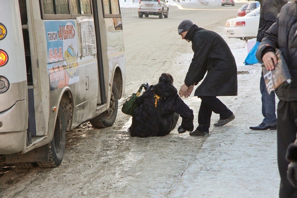 Не запрыгивайте в уходящий автобус, особенно если у остановки раскатанный лед, а ваше пальто длиной ниже колен.