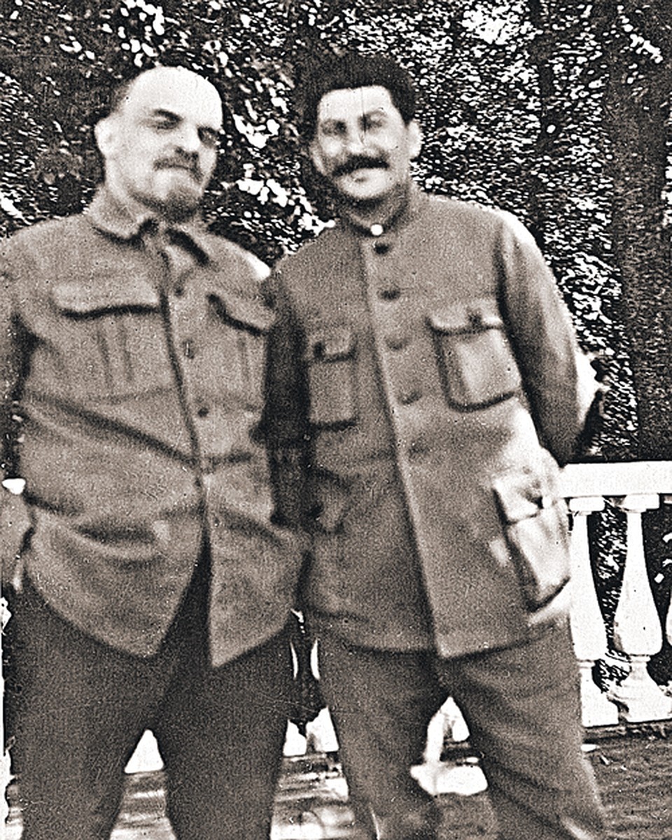 Этот снимок из-за плохого качества - с размытыми образами вождей, но резким задним фоном - не мог появиться в советское время, а потом застрял в архивах на многие десятилетия. Но и его тоже рассекретили. Владимир Ленин и Иосиф Сталин. Начало 1922 года. (П
