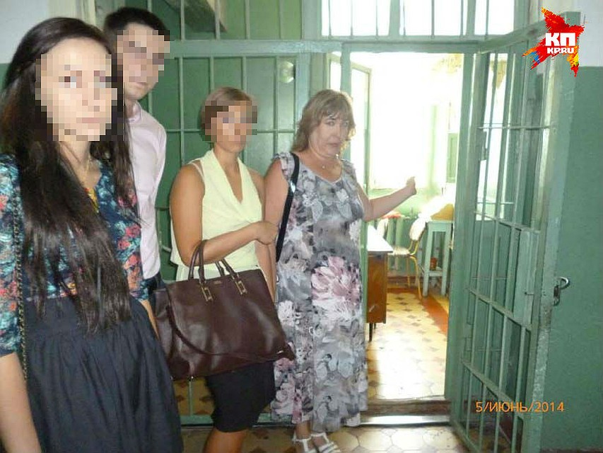 На следственном эксперименте Светлана показала, как передавала наркотики. Фото: Архив "КП"