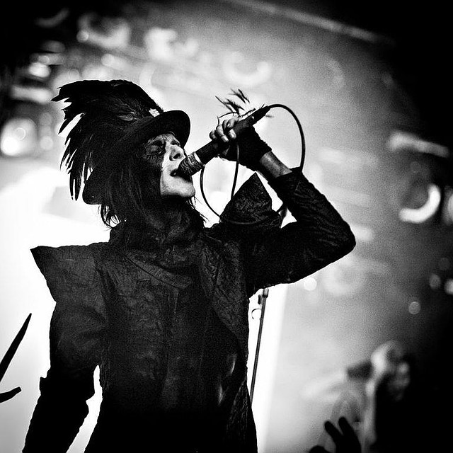 Концерты IAMX - это всегда не только музыка, но и немножко спектакль. ФОТО: theupcoming.co.uk