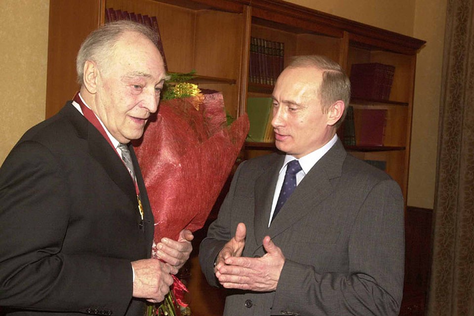 2003 год, Президент России Владимир Путин вручил орден "За заслуги перед Отечеством III степени Вячеславу Тихонову в связи с его 75-летием Фото: Владимир ВЕЛЕНГУРИН