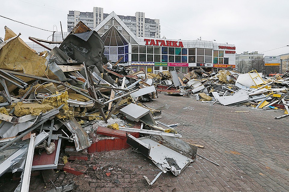 Развалины палаток у метро "Таганская". Фото: Михаил Джапаридзе/ТАСС